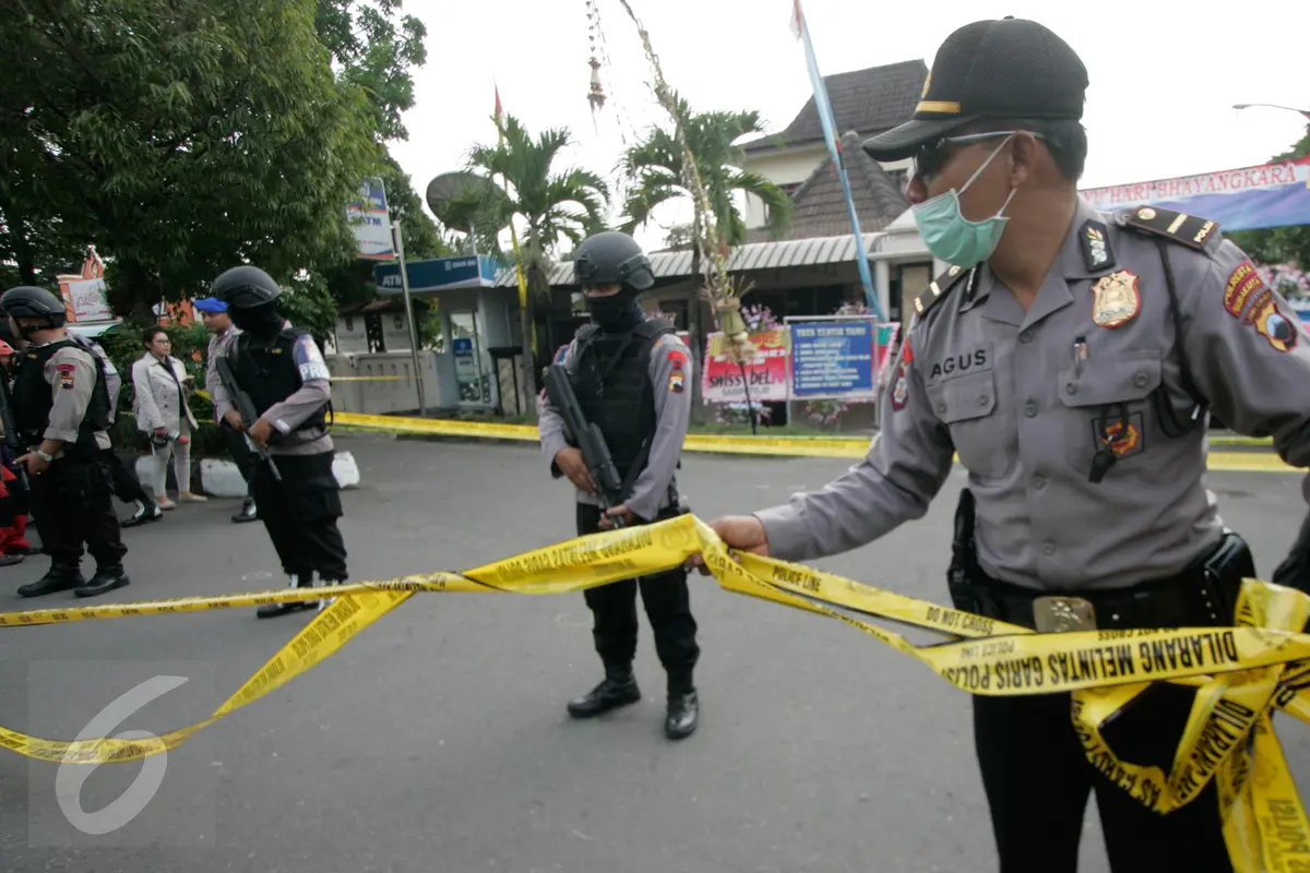 20160705-Lokasi Bom Bunuh Diri di Polresta Surakarta Dipasang Garis Polisi-Solo