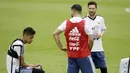 Striker Argentina, Lionel Messi berbincang dengan Sergio Aguero dan Maximiliano Meza saat latihan di Bronnitsy, Rusia, Rabu (13/6/2018). Lionel Messi menjadi tumpuan Timnas Argentina untuk menjuarai Piala Dunia 2018. (AFP/Juan Mabromata)