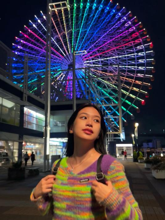 Sebelum dikenal akan debut sebagai idol K-Pop, Irene Suwandi sudah dikenal luas berkat konten-konten kreatifnya di Instagram maupun TikTok. Banyak sekali konten DIY yang ia ciptakan, seperti membuat helm Iron Man dari kardus, hingga bikin lightstick ala grup K-Pop yang hasilnya sama persis dengan aslinya. (Liputan6.com/IG/@ireneswnd)