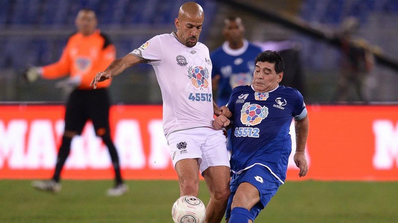 Diego Maradona terlihat keributan dengan Juan Sebastian Veron saat tampil pada laga amal