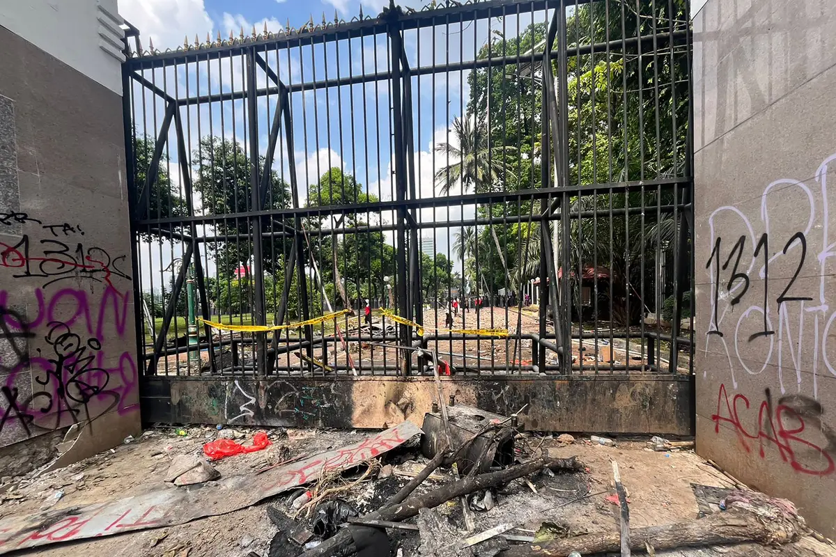 Sejumlah Halte dan Pagar Gedung DPR Rusak Imbas Aksi Massa