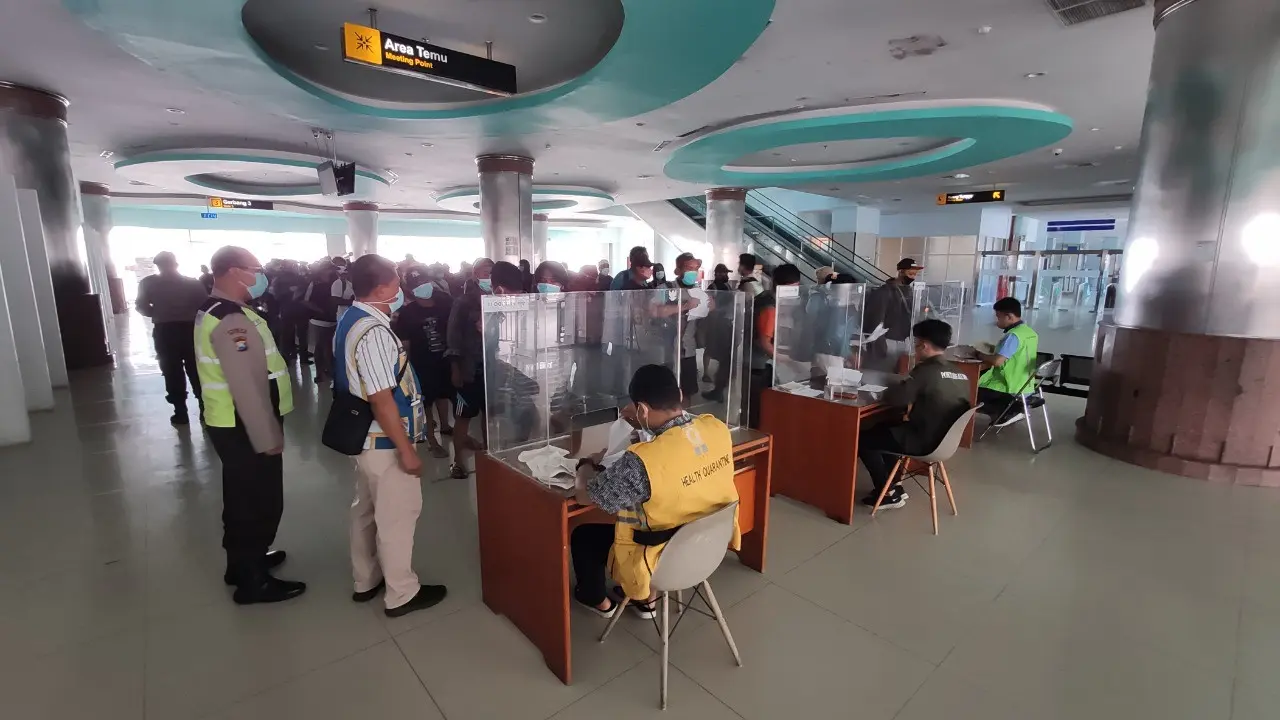 Suasana pelabuhan Tanjung Perak Surabaya jelang Natal dan Tahun Baru. (Dian Kurniawan/Liputan6.com)