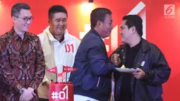 Ketua Tim Kampanye Nasional (TKN) Jokowi-Ma’ruf Amin, Erick Thohir berjabat tangan dengan politisi PDIP, Prasetyo Edi Marsudi usai pemotongan tumpeng pada peluncuran #01 Official Merchandise di Jakarta Pusat, Jumat (25/1). (Liputan6.com/Angga Yuniar)
