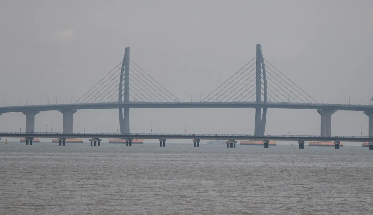 Pemandangan Jembatan Hong Kong-Zhuhai-Makau (HKZM) di Zhuha (22/10). Jembatan laut terpanjang di dunia yang menghubungkan Hong Kong, Makau, dan daratan Cina ini akan dibuka untuk lalu lintas pada 24 Oktober 2018. (AFP Photo/Fred Dufour)