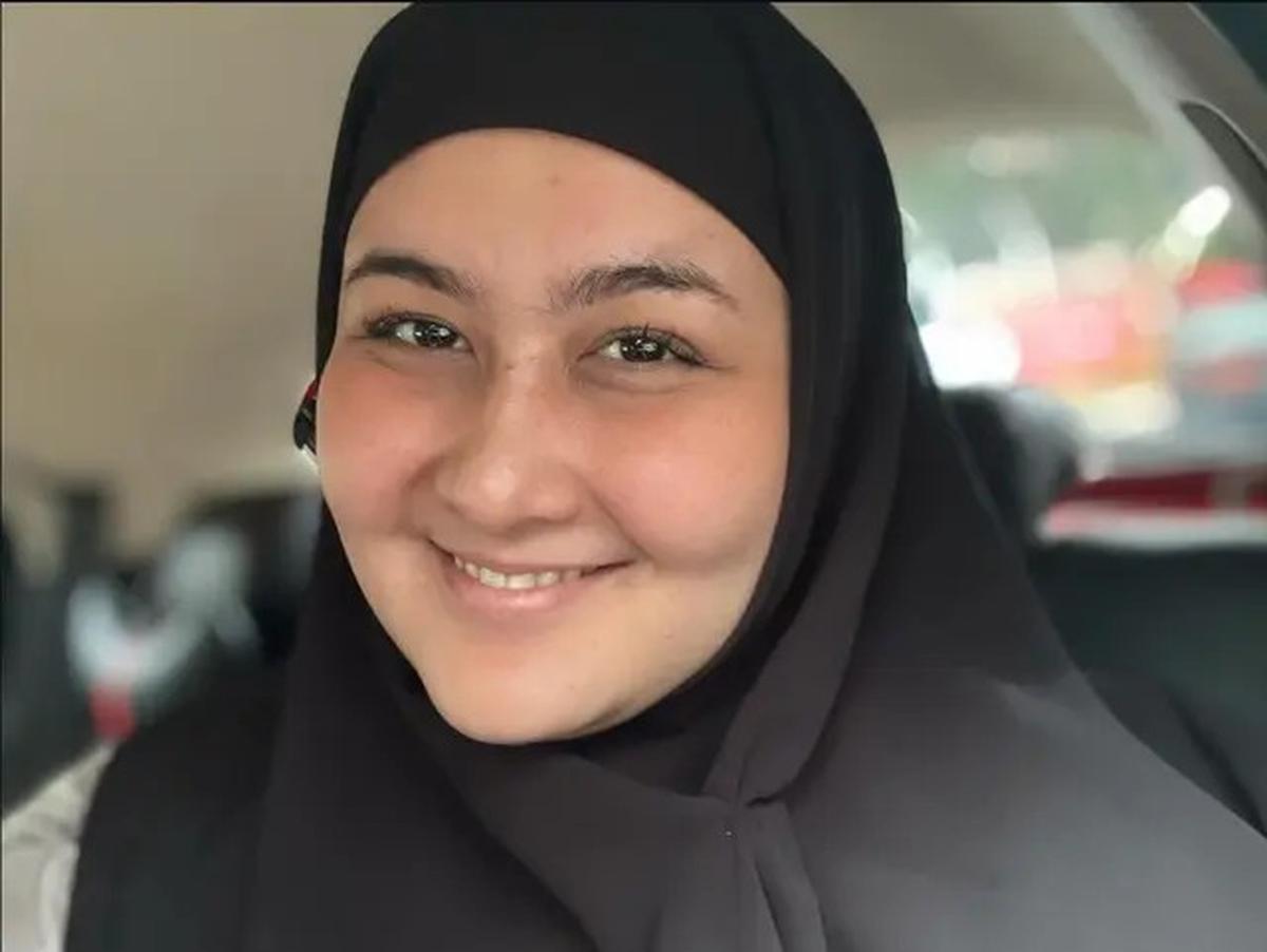 7 Potret Talitha Curtis Berhijab Lagi, Terharu Dihadiahi Tiket Umrah