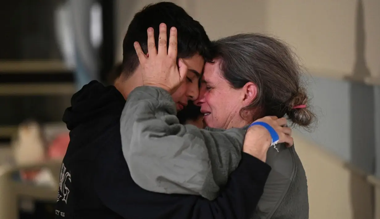 Sejak gencatan senjata berlangsung pada Jumat (24/11), Israel membebaskan 39 tahanan Palestina setiap harinya sebagai imbalan atas pembebasan sandera oleh Hamas di Jalur Gaza. (Haim Zach/GPO/Handout via AP)