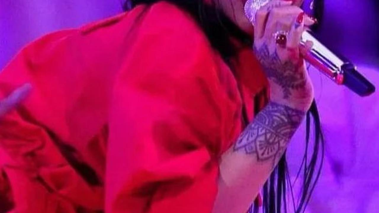 Tampil di Super Bowl Halftime<br>rihanna <br>