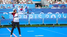 Atlet panahan putri Indonesia, Diananda Choirunisa melepaskan anak panah saat menghadapi wakil Prancis, Lisa Barbelin pada babak perempatfinal nomor individual putri cabor panahan Olimpiade Paris 2024 di Les Invalides Arena, Paris, Sabtu (3/8/2024). Diananda Choirunisa kalah 5-6. (Dok.NOC Indonesia/Naif Muhammad Al'as)