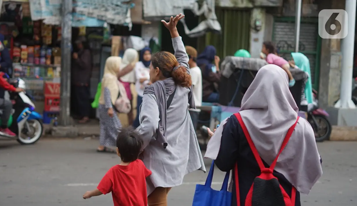 Pejalan kaki menyeberangi jalan di depan Stasiun Lenteng Agung, Jakarta, Senin (4/11/2019). Meski telah tersedia JPO, sebagian pejalan kaki lebih memilih untuk menyeberang sembarangan sehingga mengganggu arus lalu lintas serta berpotensi menimbulkan kecelakaan. (Liputan6.com/Immanuel Antonius)