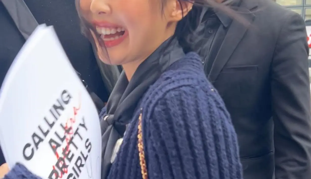 Tas yang sama juga dikenakan Jennie saat berbagi tanda tangan di Paris dengan kembali kenakan knitwear [@bpink.styles]