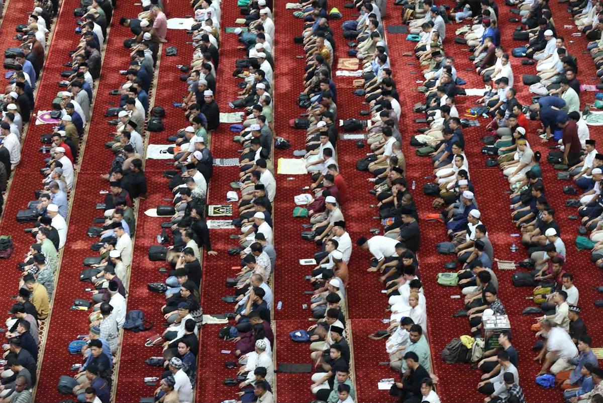 FOTO: Ribuan Jemaah Padati Masjid Istiqlal pada Tarawih Perdana Ramadan 1447 H