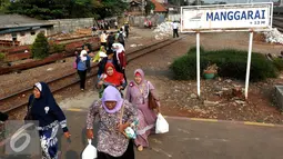 Sejumlah penumpang yang menumpangi kereta api jurusan Bekasi – Kota yang anjlok keluar dan berusaha mencari alternative transportasi lain, Jakarta, Rabu (19/8/2015). (Liputan6.com/Johan Tallo)