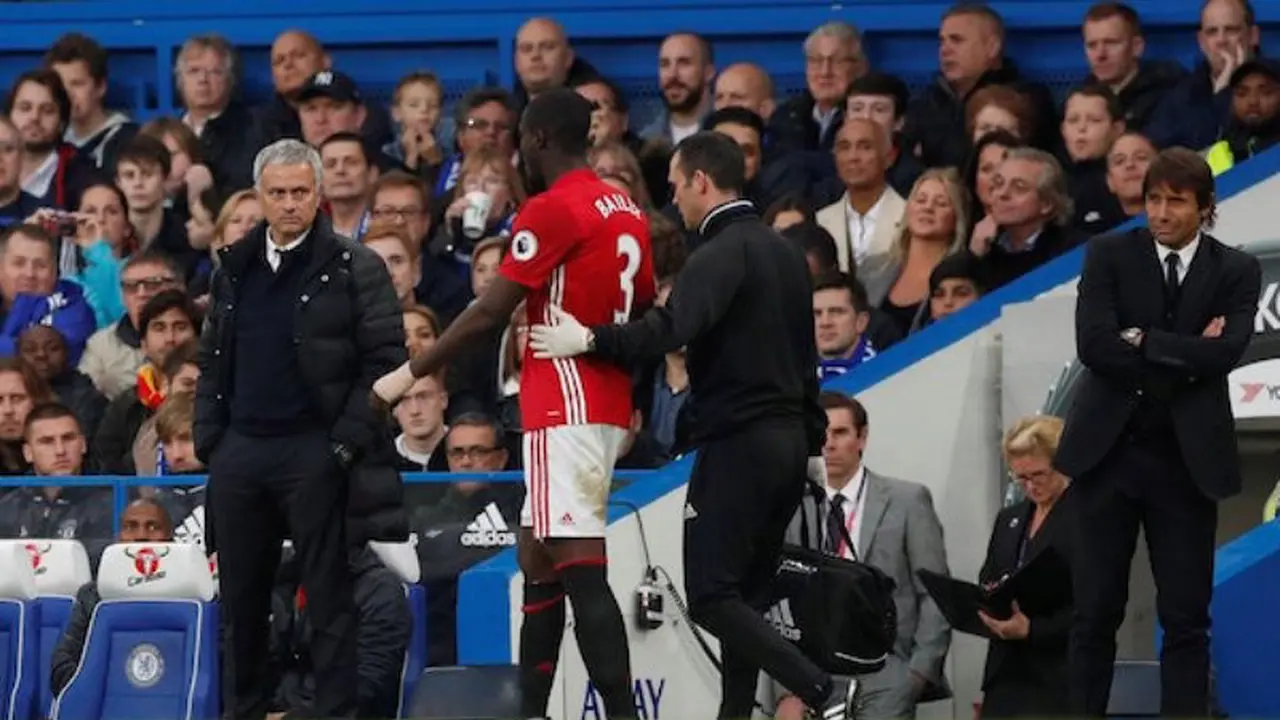 Jose Mourinho dan Eric Bailly