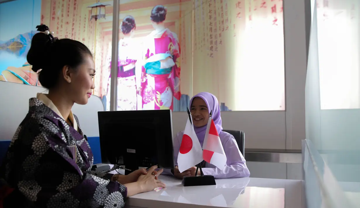 Model (kiri) berfoto di sela pembukaan Japan Visa Application Centre di Jakarta, Jumat (8/9). Meski seluruh proses pelampiran dan pengambilan visa dilakukan JVAC, keputusan akan aplikasi visa tetap dibuat oleh Kedutaan Besar. (Liputan6.com/Faizal Fanani)