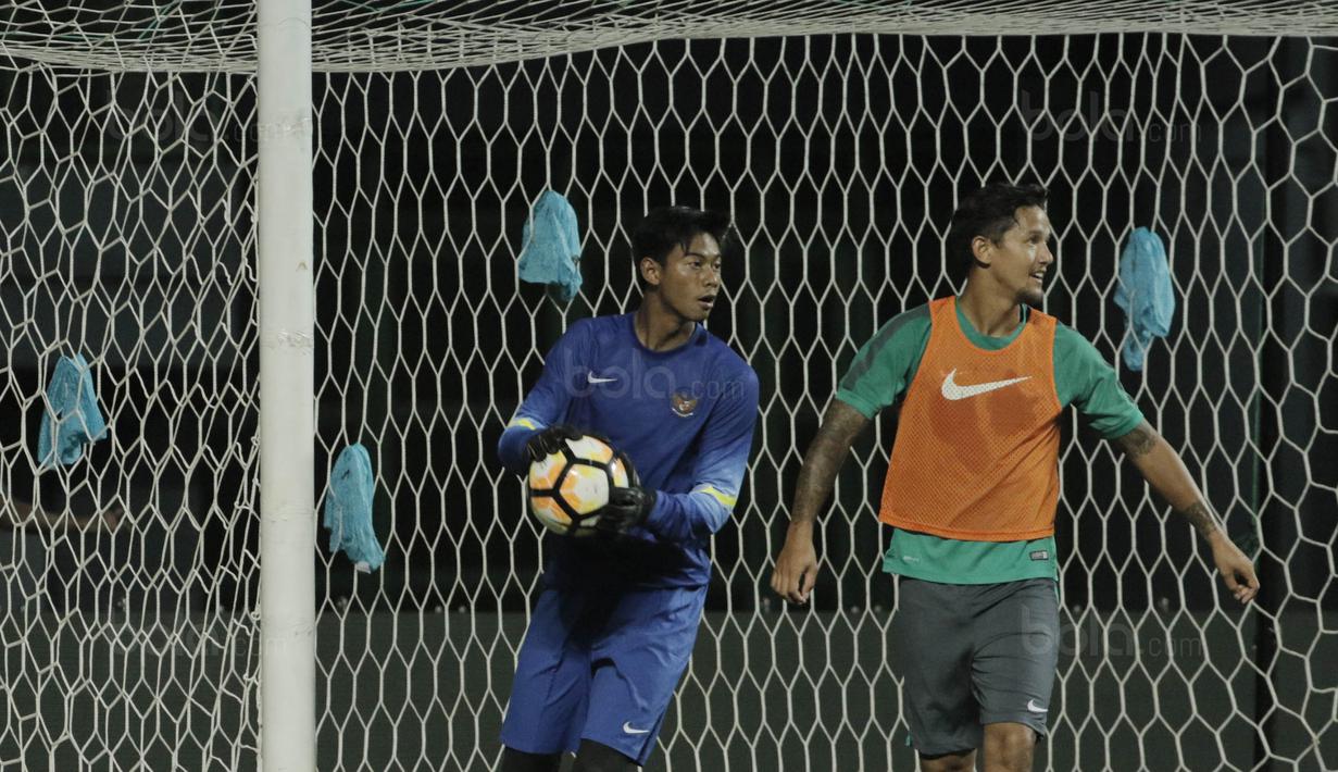 Kiper Timnas Indonesia, Satria Tama, saat mengikuti latihan jelang laga melawan Fiji di Stadion Patriot, Bekasi, Kamis, (31/8/2017). Indonesia akan menjalani laga Persahabatan melawan Fiji. (Bola.com/M Iqbal Ichsan)