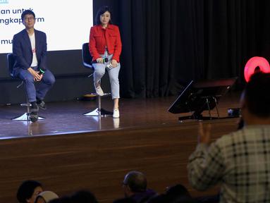 Managing Director Emtek, CEO SCM & Vidio Sutanto Hartono (kiri) menyimak pertanyaan saat hadir sebagai pembicara dalam Studium Generale Binus University, Jakarta, Rabu (13/3/2024). (Liputan6.com/Herman Zakharia)