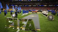 Para pemain berbaris di lapangan sebelum pertandingan Grup D Piala Dunia Antarklub antara Chelsea dan Los Angeles FC di Atlanta, Senin, 16 Juni 2025. (AP Photo/Mike Stewart)