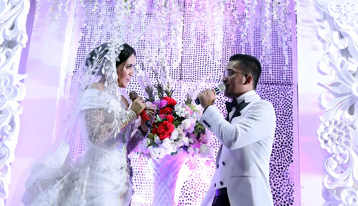 Kedua pasangan yang terpaut usia 11 tahun itu tampil dengan serasi. Disesi  pertama, ibu satu anak itu tampil dengan gaun cokelat glamour. Sedangkan sesi kedua, dengan gaun putih. (Nurwahyunan/Bintang.com)