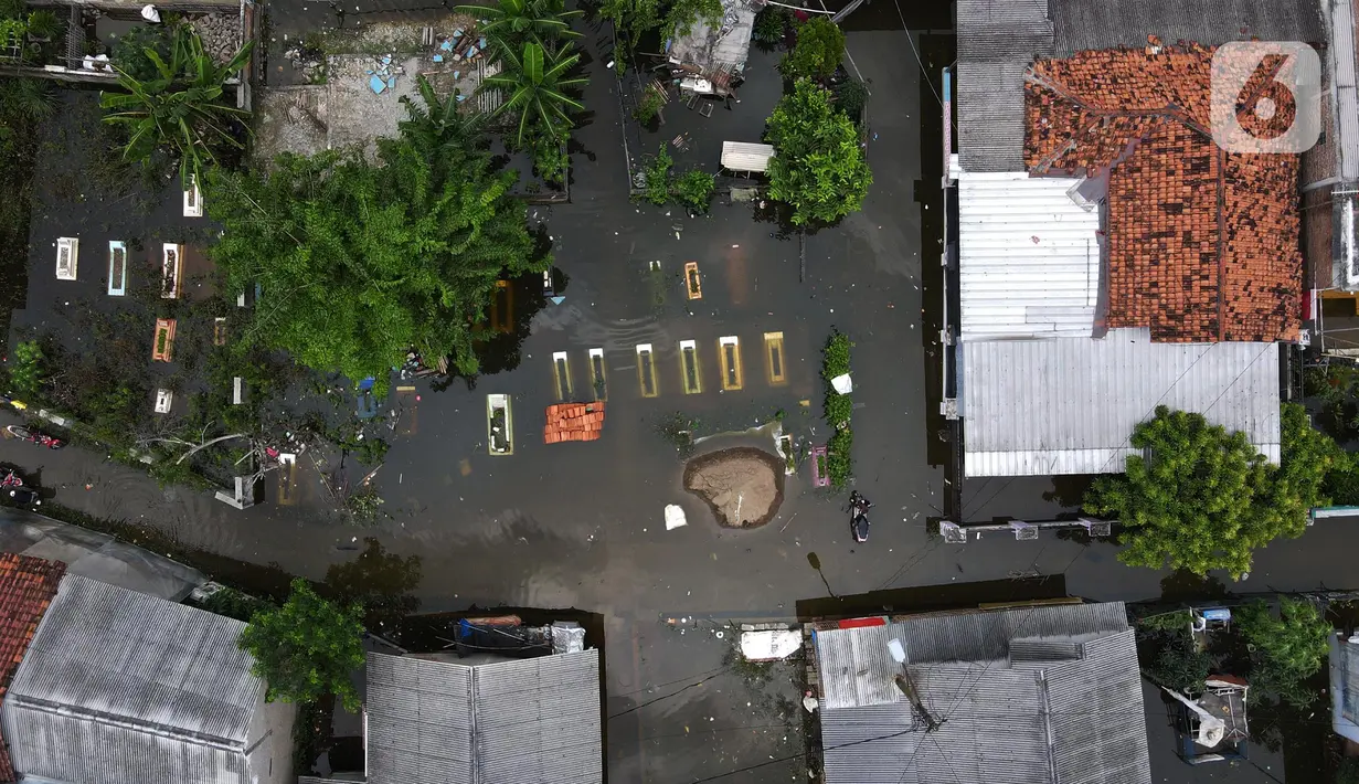 Foto udara suasana pemukiman warga yang terendam banjir menggunakan kamera nir-awak di Desa Karangligar dan Dusun Pengasinan kecamatan Teluk Jambe Barat, Kabupaten Karawang, Selasa (6/12/2022).  Banjir yang terjadi setelah hujan deras yang mengguyur sejak Minggu (4/12/2022) mulai berangsur surut. (merdeka.com/Imam Buhori)