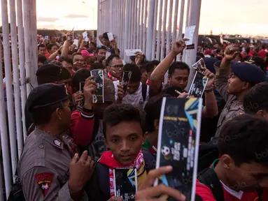 Para suporter Timnas Indonesia antri untuk masuk ke dalam Stadion Pakansari, Jawa Barat, Sabtu (3/12/2016). Indonesia akan menghadapi Vietnam pada semifinal Piala AFF 2016. (Bola.com/Vitalis Yogi Trisna)