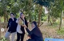 Momen Lucu Lagi Khusyuk Ziarah Kubur, Keluarga Ini Malah Teriak 'Alhamdulillah' Gara-gara Durian Runtuh