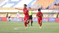 Selebrasi pemain Persis Solo, Ramadhan Sananta setelah mencetak gol kedua timnya ke gawang PSM Makassar pada laga matchday kedua Grup A Piala Presiden 2024 di Stadion Si Jalak Harupat, Soreang, Kabupaten Bandung, Senin (22/7/2024). (Bola.com/Abdul Aziz)