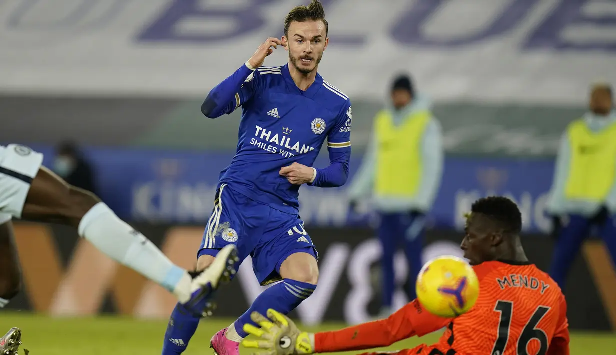Gelandang Leicester City, James Maddison (kiri) mencetak gol kedua timnya ke gawang Chelsea dalam laga lanjutan Liga Inggris 2020/21 pekan ke-19 di King Power Stadium, Leicester, Selasa (19/1/2021). Leicester City menang 2-0 atas Chelsea. (AFP/Tim Keeton/Pool)