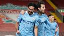 Gelandang Manchester City, Ilkay Gundogan (kiri) melakukan selebrasi bersama Bernardo Silva usai mencetak gol pertama timnya ke gawang Liverpool dalam laga lanjutan Liga Inggris 2020/21 pekan ke-23 di Anfield Stadium, Minggu (7/2/2021). Manchester City menang 4-1 atas Liverpool. (AFP/Jon Super/Pool)
