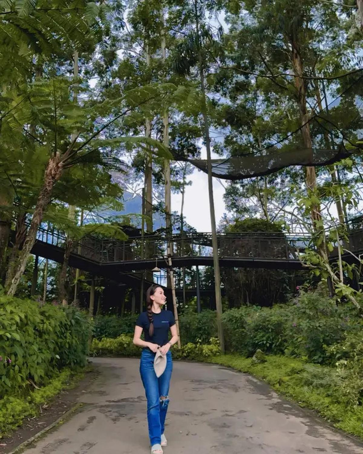 Pilihan Sandal Jepit Ayu Ting Ting di Berbagai Momen, saat Potong Daging Kurban Curi Perhatian