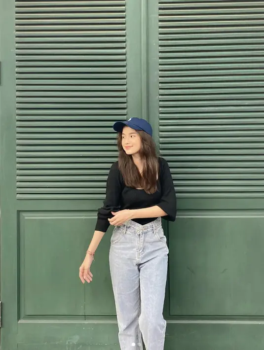 Pesona gaya lainnya juga tampak sempurna ketika denim dan baseball cap jadi penyempurna gaya. [Foto: Instagram/ Sarah Menzel]