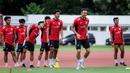 <p>Ivar Jenner (kedua kanan) bersama sejumlah pemain Timnas Indonesia U-22 melakukan latihan perdana menjelang SEA Games 2025 di Stadion Madya, Kompleks Stadion Utama Gelora Bung Karno (SUGBK), Senayan, Jakarta, Selasa (11/11/2025). (Bola.com/Bagaskara Lazuardi)</p>