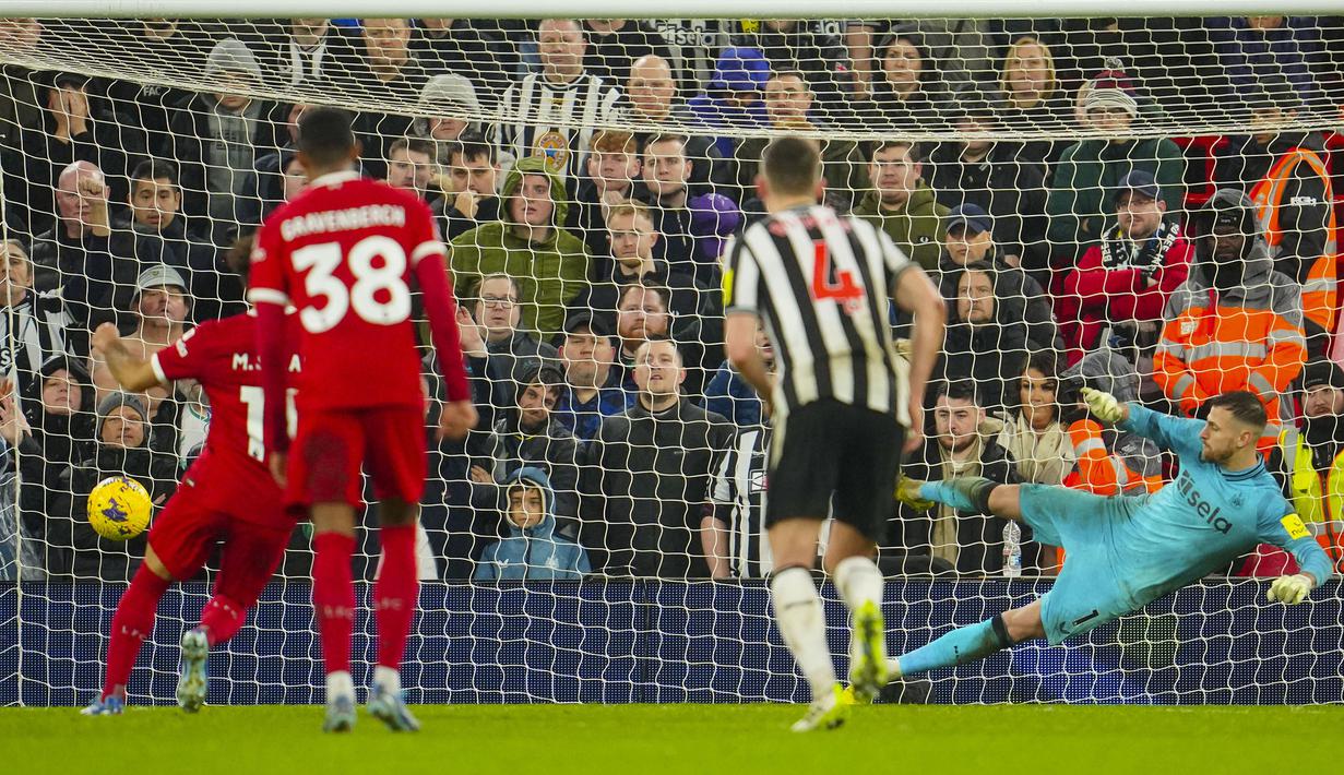 Pemain Liverpool, Mohamed Salah (kiri) mencetak gol keempat timnya ke gawang Newcastle pada laga lanjutan Liga Inggris 2023/2024 di Anfield, Liverpool, Inggris, Selasa (02/01/2023) dini hari WIB. (AP Photo/Jon Super)