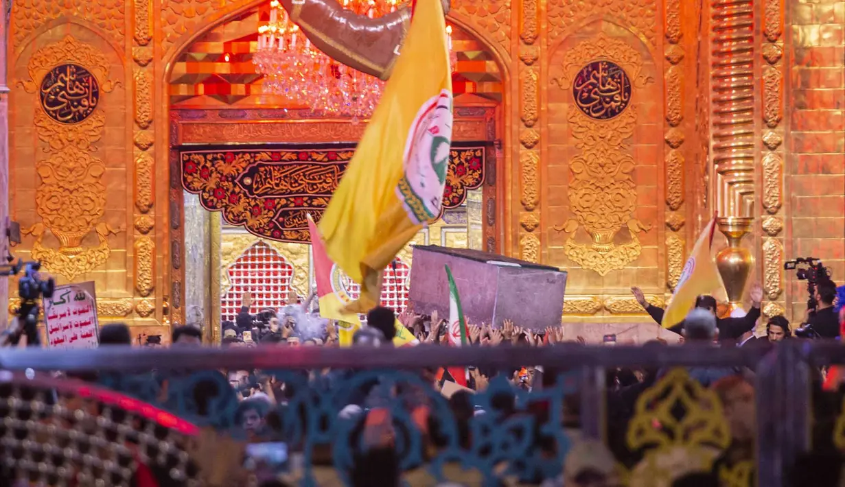 Para pelayat mengikuti prosesi pemakaman mendiang pemimpin tertinggi Iran Ayatollah Ali Khamenei di Makam Imam Hussein di Karbala Iraq, Kamis,  9 Juli 2026. (AFP/ Murtadha Ridha)