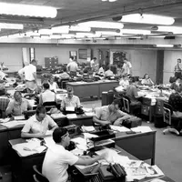 Kehadiran ruang redaksi di dalam sebuah media haruslah independen dan bebas dari segala intervensi. (via billlucey.typepad.com)