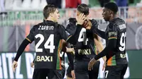 Pemain Venezia, Jay Idzes (tengah) ikut merayakan gol Alessio Zerbin ke gawang Hellas Verona dalam laga lanjutan Liga Italia 2024/2025 di Venice, Italia, Selasa (28/01/2025) dini hari WIB. (AP Photo/LaPresse/Paola Garbuio)
