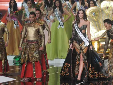 Miss Universe 2014 Paulina Vega berjalan di panggung pada malam Grand Finalis Puteri Indonesia 2015 di JCC, Jakarta, Jumat (20/2). (Liputan6.com/Herman Zakharia)