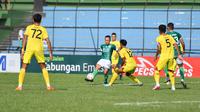 PSMS Medan harus puas bermain imbang 2-2 kontra Sriwijaya FC pada laga lanjutan Grup 1 Pegadaian Liga 2 musim ini di Stadion Teladan, Medan, Senin (23/10/2023) sore WIB. Satu dari dua gol PSMS dicetak Rachmad Hidayat (nomor 99). (Bola.com/Nandang Permana)