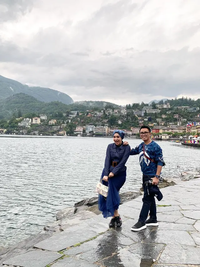 Potret Padu Padan Busana Eko Patrio dan Istri