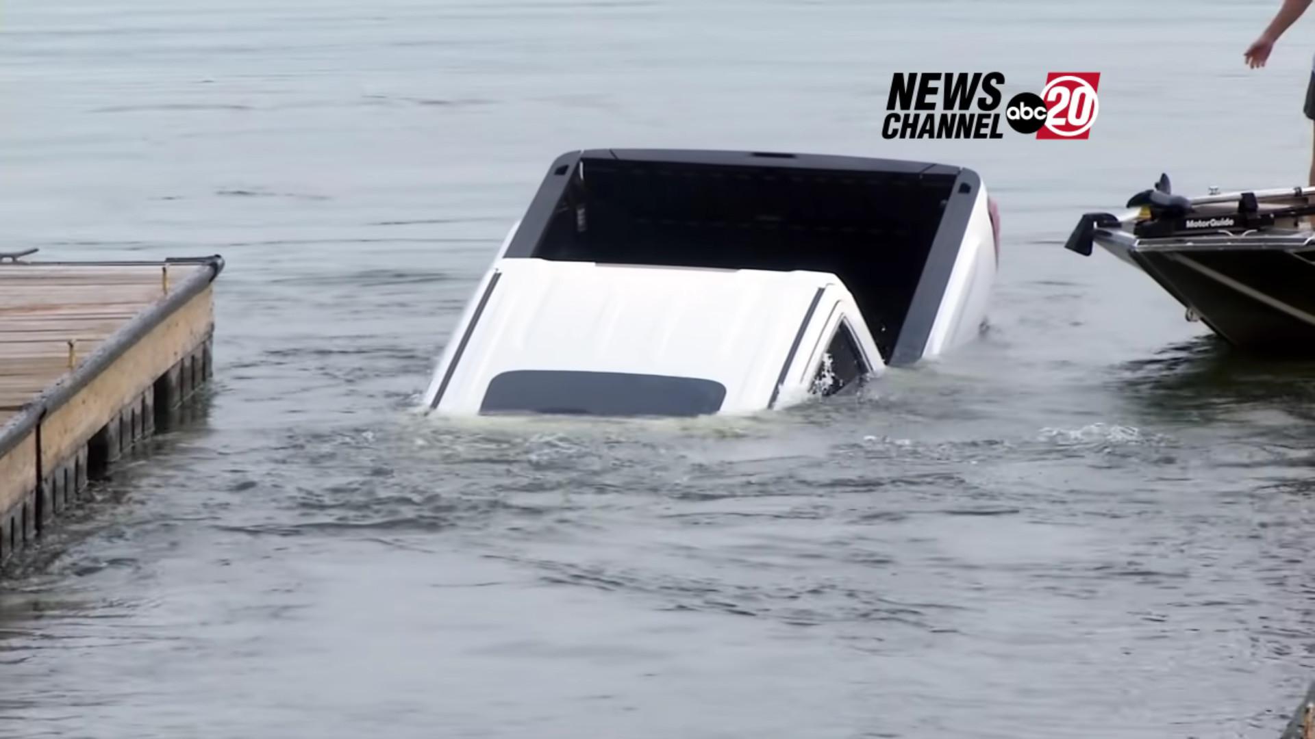 Truk tenggelam tidak terselamatkan. (YouTube/WICS ABC NewsChannel, 20)