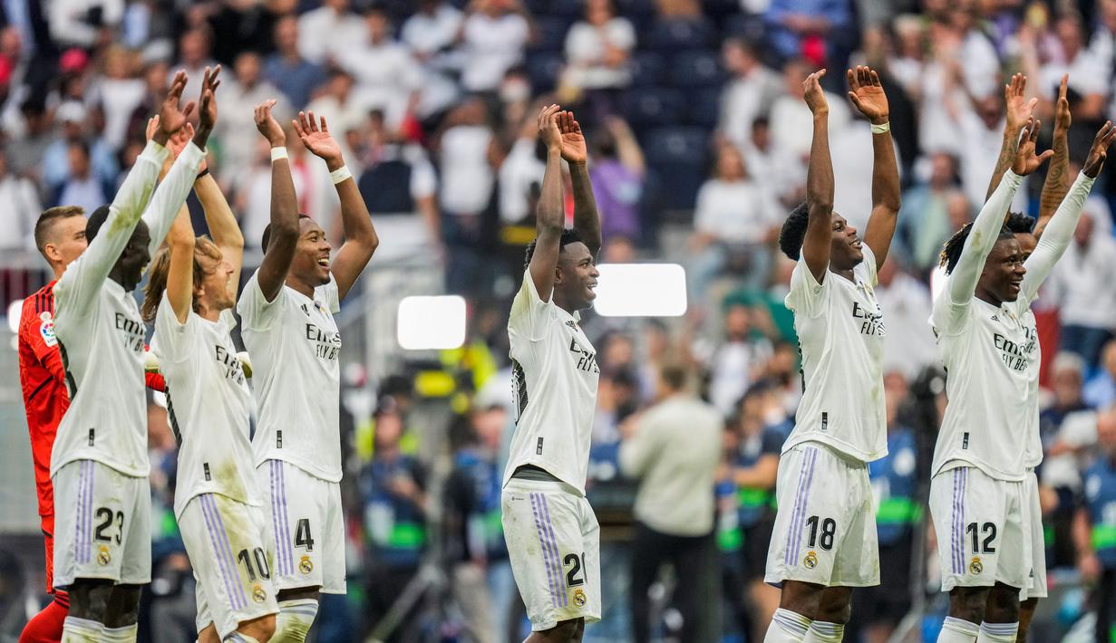 Para pemain Real Madrid merayakan kemenangan atas FC Barcelona dalam pertandingan sepak bola La Liga di Madrid, Spanyol, Minggu (16/10/2022). Pertandingan El Clasico Liga Spanyol berakhir dengan kemenangan Real Madrid 3-1 atas Barcelona. (AP Photo/Bernat Armangue)