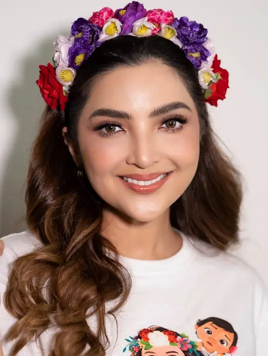 Makeup Ashanty dikerjakan oleh @bystefanylayata, dengan fokus pada tampilan kulit yang mulus dan glowing. Riasan mata yang natural dengan bulu mata lentik dari @artisanpro menambahkan dimensi pada mata, sementara lipstik glossy berwarna nude memberikan sentuhan akhir yang manis. [@bystefanylayata].