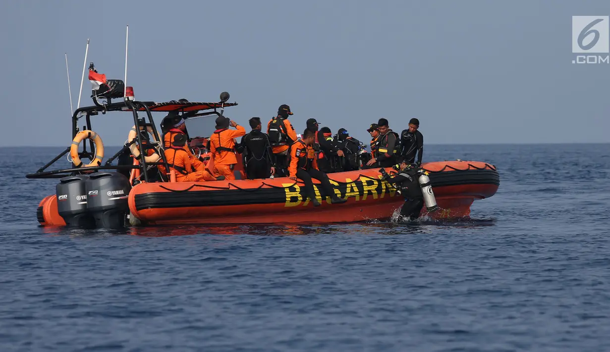 Tim Basarnas melakukan pencarian jatuhnya pesawat Lion Air JT 610 di perairan Karawang, Jawa Barat Rabu (31/10).  Hari ke-3 pencarian diduga adanya temuan benda logam sepanjang 20 meter yang terdeteksi sonar KRI Rigel. (Merdeka.com/Imam Buhori)