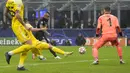 Inter Milan kembali unggul pada menit ke-58 lewat gol dari Arturo Vidal. Pemain berkebangsaan Chile tersebut sukses mengkonfersi umpan yang diberikan oleh Edin Dzeko menjadi gol. (AP/Antonio Calanni)