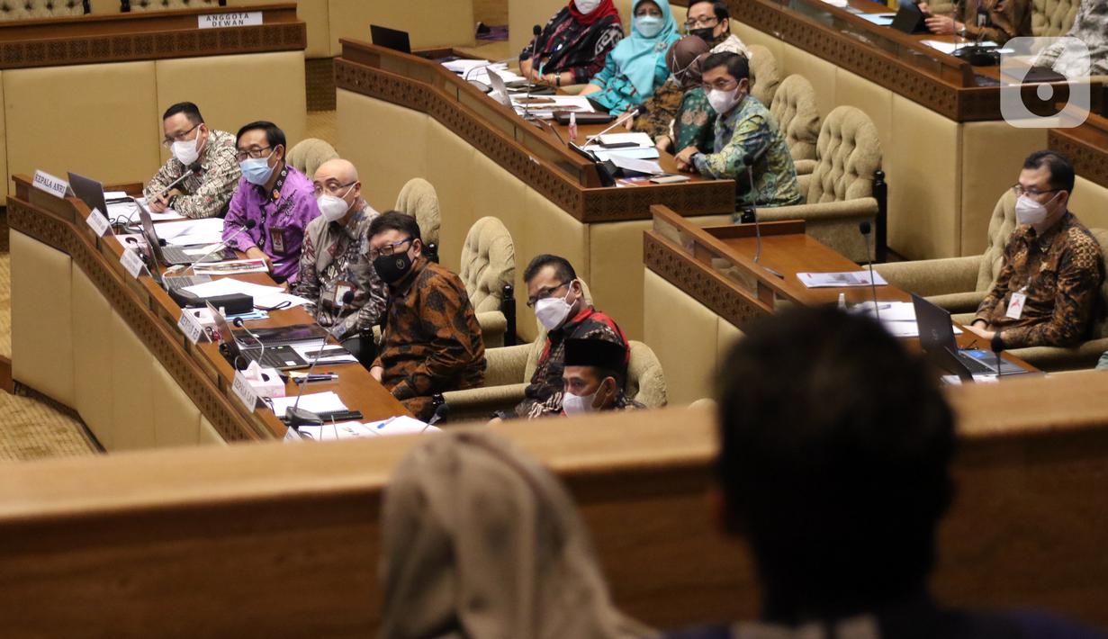 Menteri Pendayagunaan Aparatur Negara dan Reformasi Birokrasi Tjahjo Kumolo (ketiga kanan) mengikuti rapat dengar pendapat dengan Komisi II DPR di Kompleks Parlemen, Jakarta, Kamis (7/4/2022). Rapat membahas evaluasi pelaksanaan program dan anggaran tahun 2021. (Liputan6.com/Angga Yuniar)