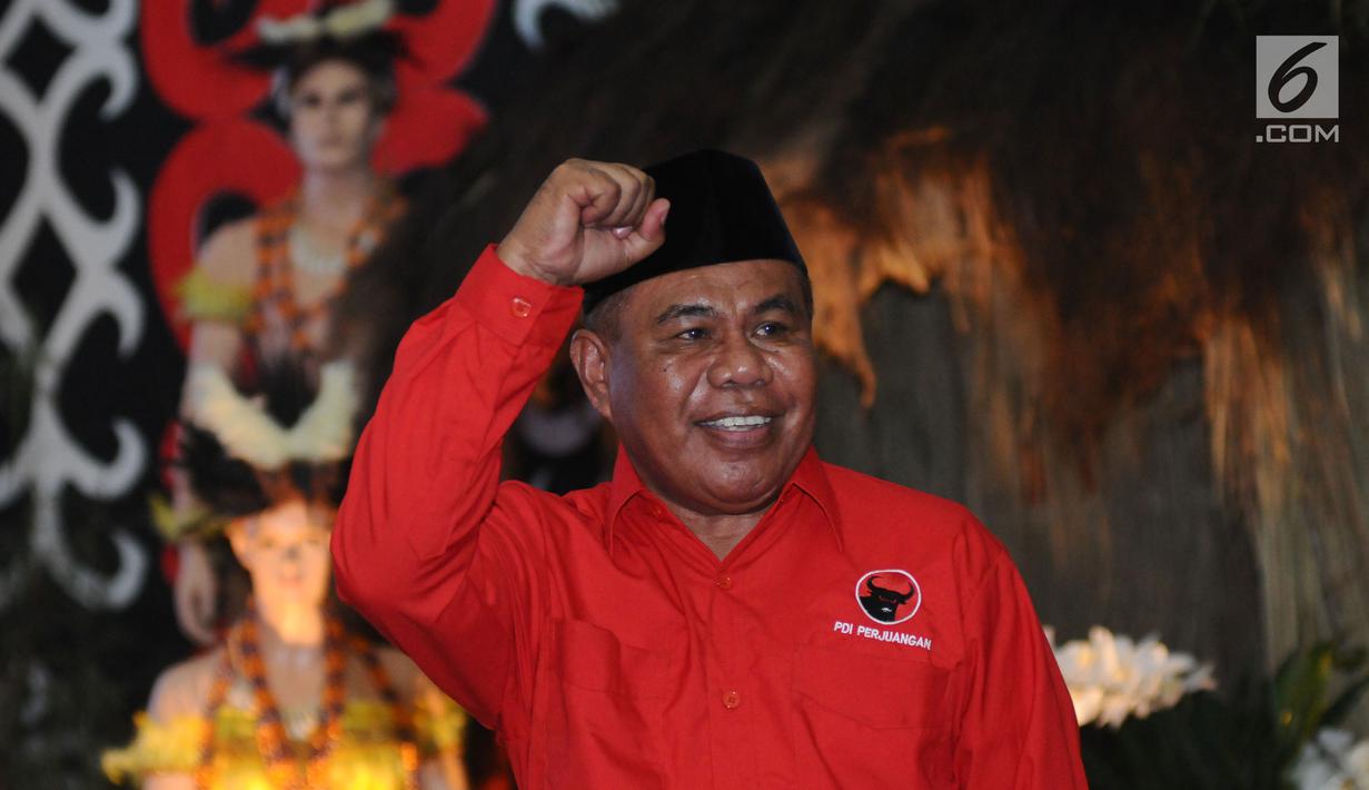 M Al Yasin Ali saat diumumkan maju menjadi Balon Cagub/Cawagub dalam Pilkada Maluku Utara 2018 oleh Ketua PDIP, Megawati Sukarnoputri di Jakarta, Kamis (4/1). M Al Yasin Ali dipasangkan dengan Abdul Ghani Kasuba. (Liputan6.com/Helmi Fithriansyah)