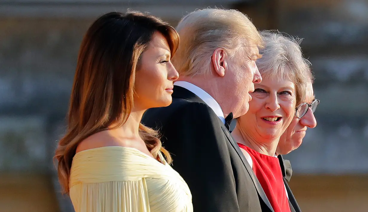 Presiden AS Donald Trump dan Melania Trump  menghadiri acara makan malam di Bleinheim Palace, Inggris, Kamis (12/7). Gaun rancangan J Mendel itu disebutkan memiliki harga sekitar 5000 Euro atau kurang lebih Rp83,6 juta. (AP/Pablo Martinez Monsivais)