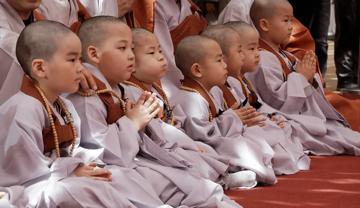 Sejumlah anak lelaki setelah kepalanya dicukur saat kebaktian merayakan ulang tahun ke-2.563 Buddha di Kuil Jogye di Seoul, Korea Selatan, Senin (22/4). Sepuluh anak terpilih mendapatkan pengalaman menjadi biksu dalam rangkaian acara peringatan hari lahir Buddha (AP/Ahn Young-joon)
