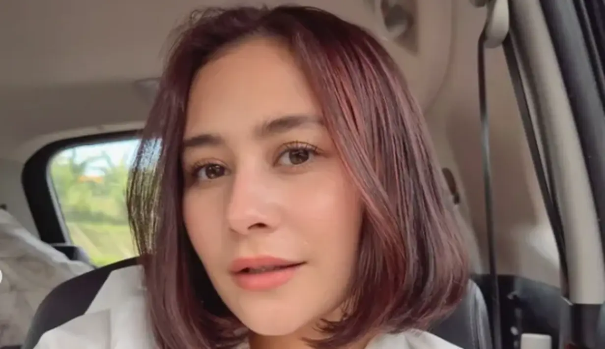 Selain blazer, Prilly juga sering tampil memukau dengan setelan monokrom. Look ini memperkuat kesan classy dan powerful, cocok menggambarkan sosok lady boss yang percaya diri.  (Foto: Prilly Latuconsina)
