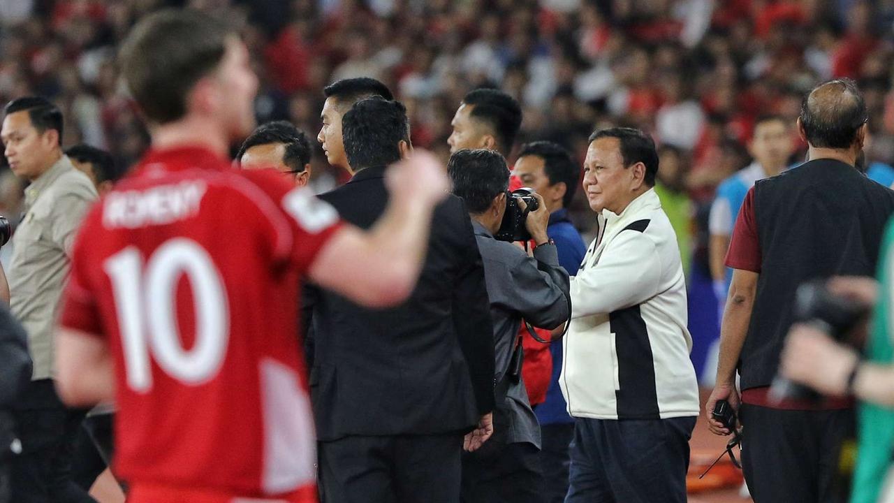 FOTO: Semringah Prabowo usai Timnas Indonesia Kalahkan Bahrain, Langsung Turun ke Lapangan Datangi Para Pemain