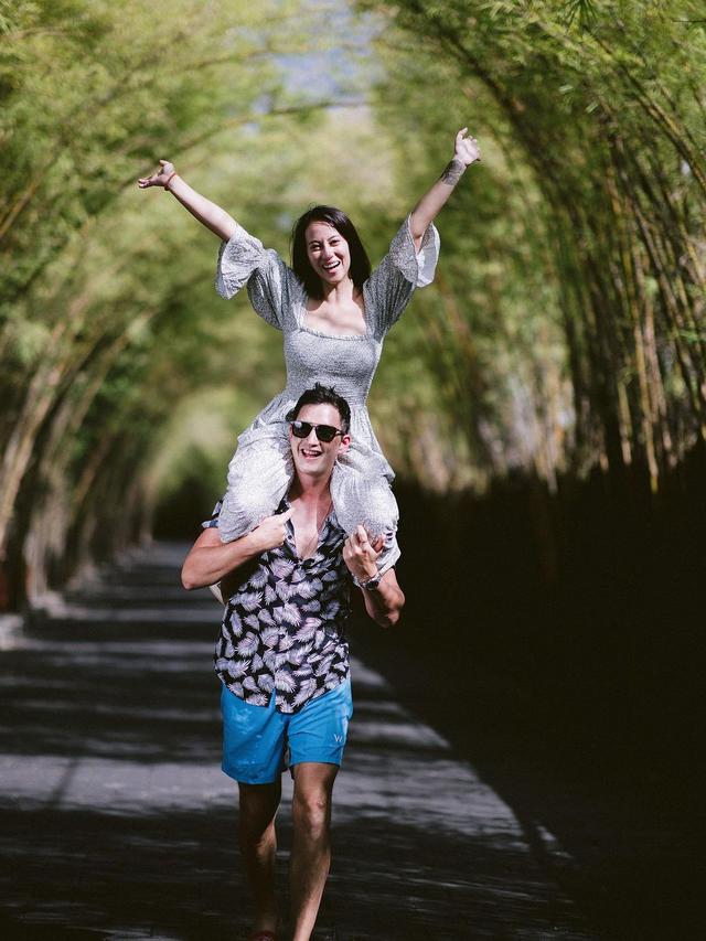 6 Pemotretan Mesra Mike Lewis dan Janisaa Pradja Saat Liburan